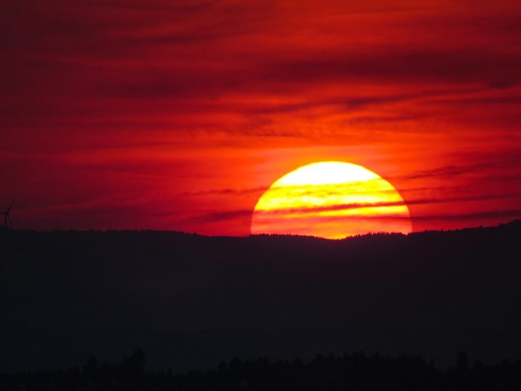 The Absorption Spectral Lines & Abundance Of Helium In The Sun